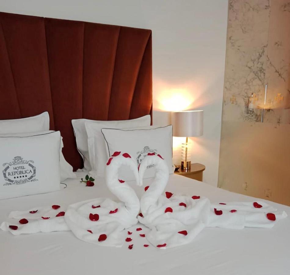 Hotel Republica Boutique Hotel Tomar Eksteriør billede A bed with a heart made of towels