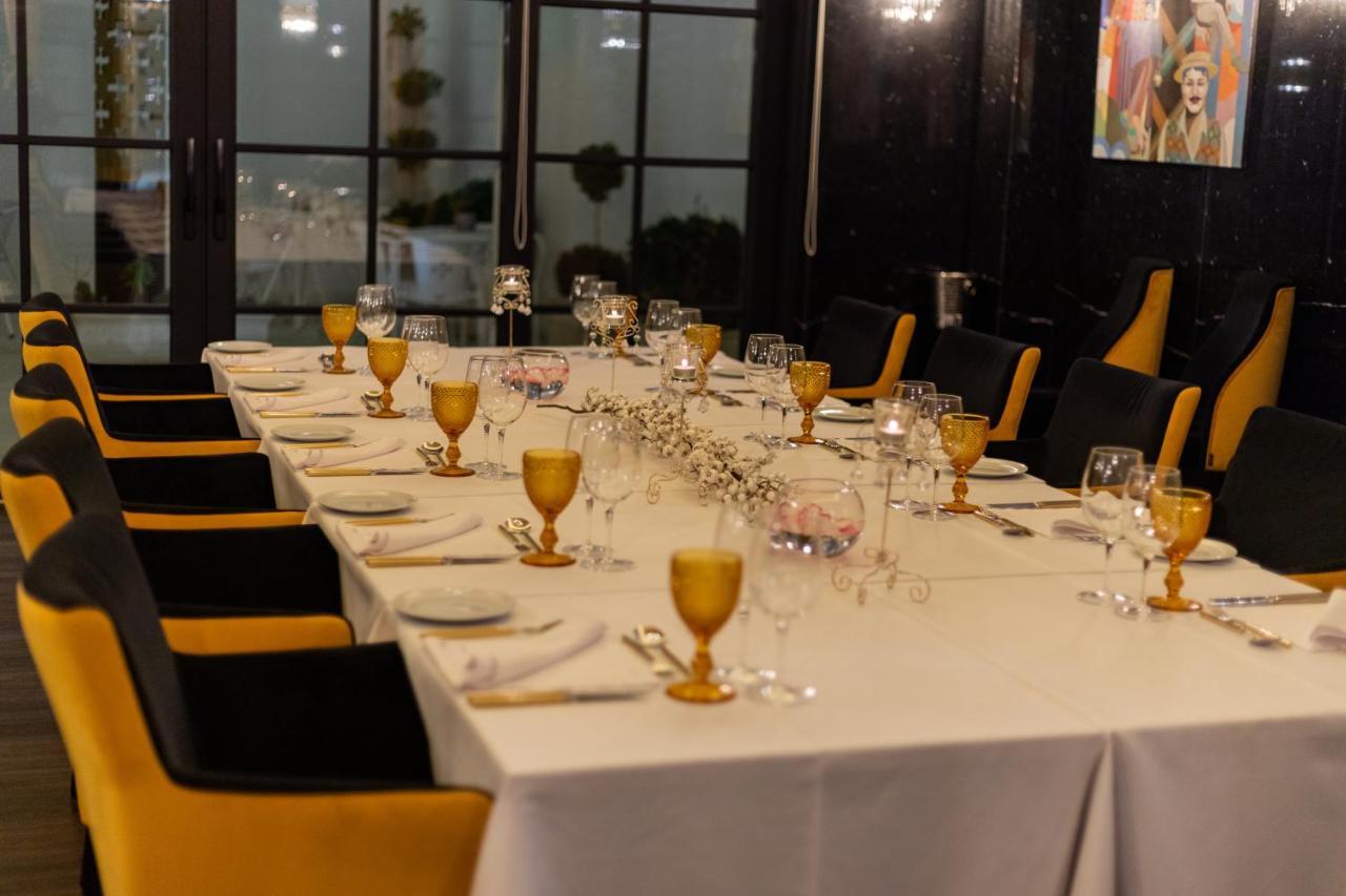 Hotel Republica Boutique Hotel Tomar Eksteriør billede A table set for a formal dinner