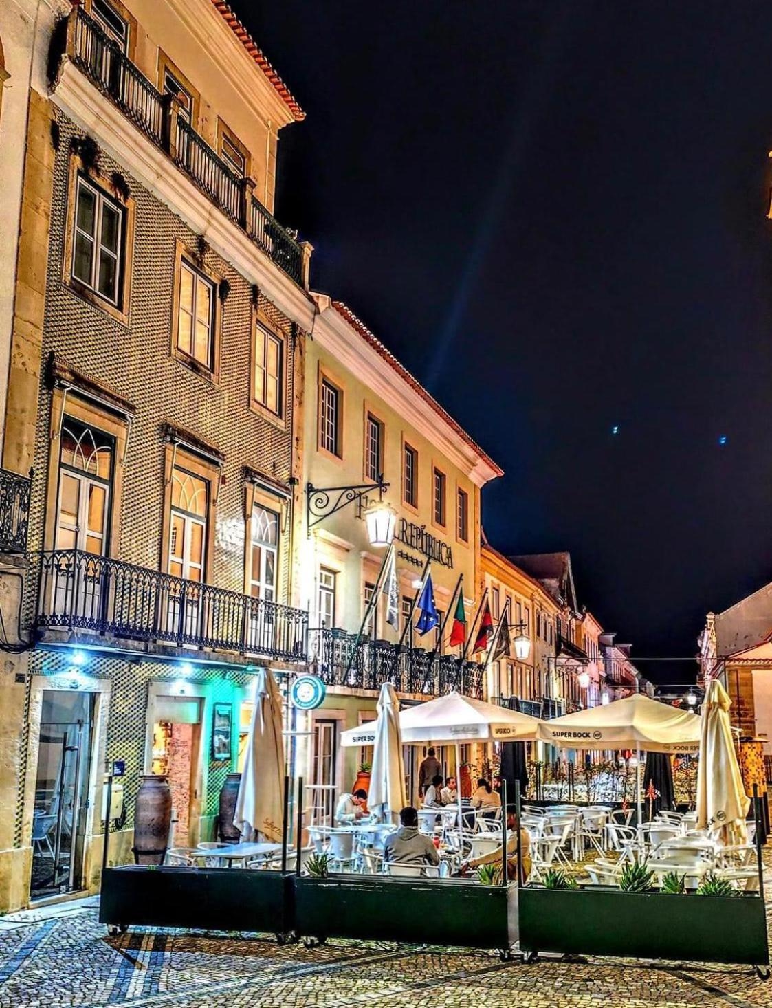 Hotel Republica Boutique Hotel Tomar Eksteriør billede The hotel at night