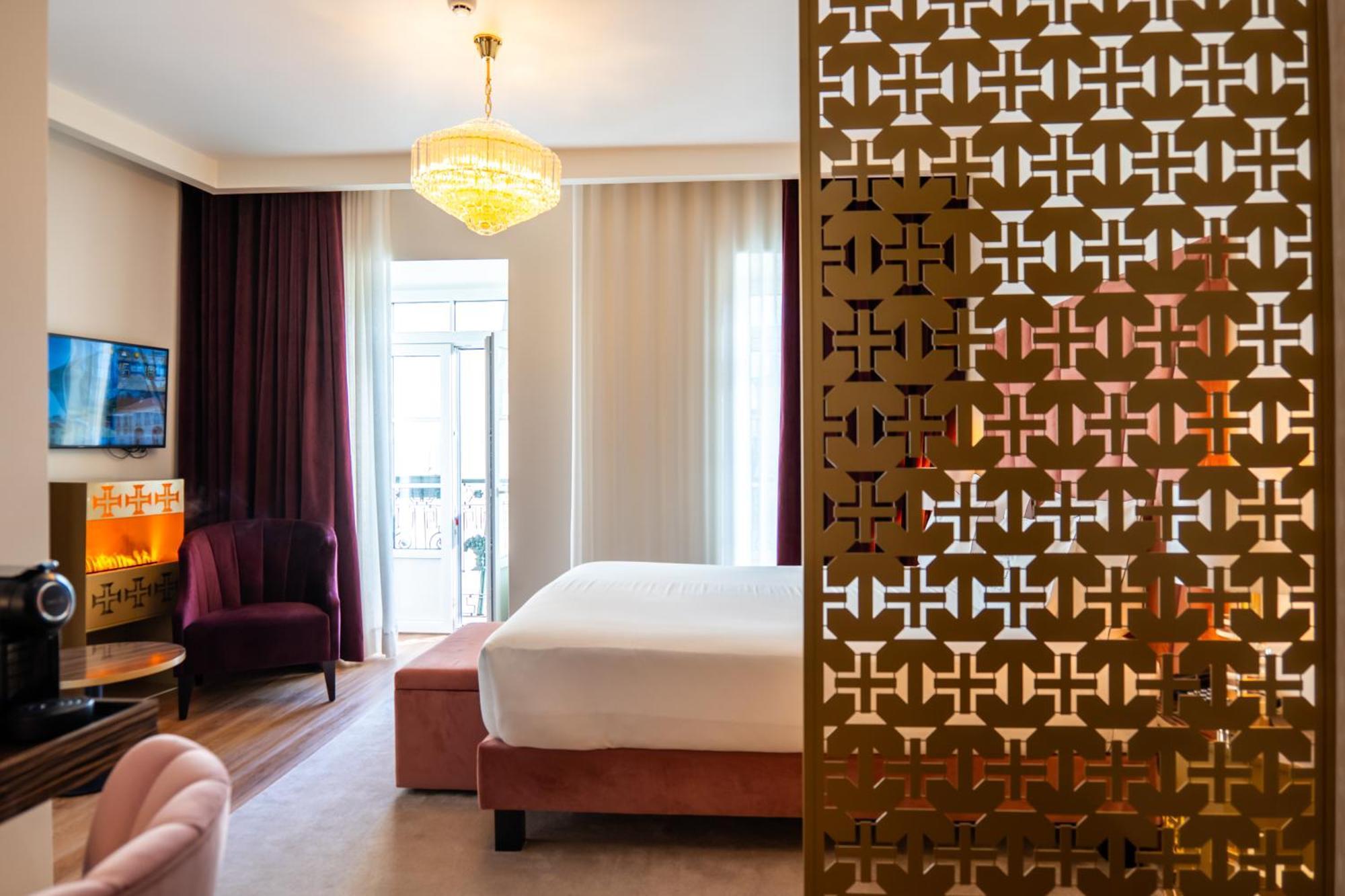 Hotel Republica Boutique Hotel Tomar Eksteriør billede Laser cut room divider