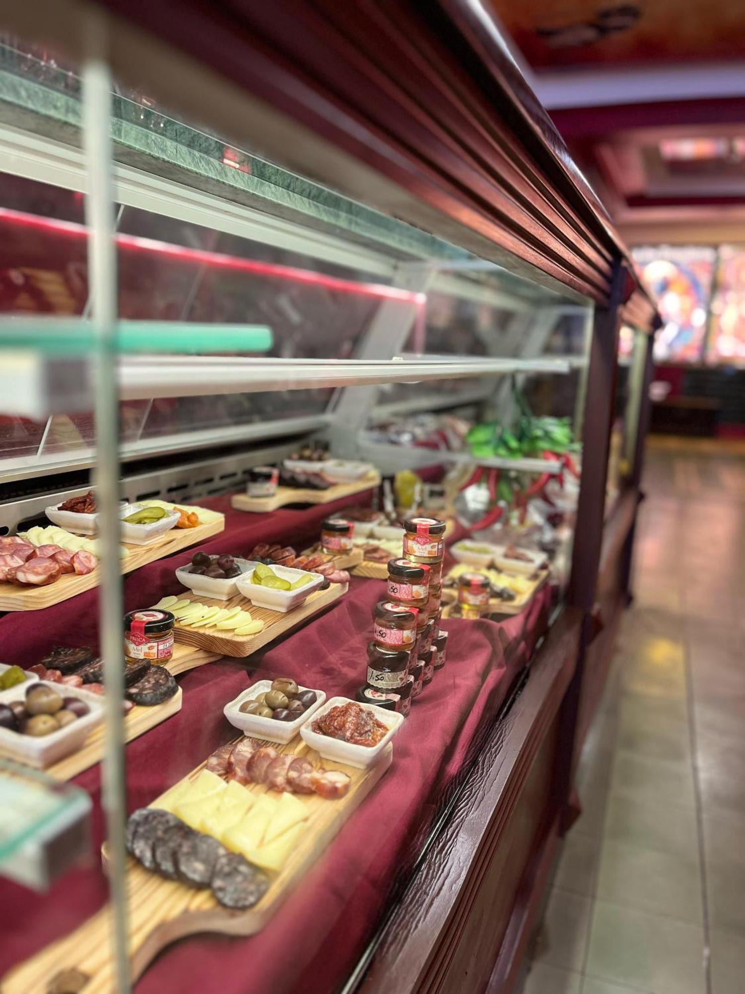 Hotel Republica Boutique Hotel Tomar Eksteriør billede A display of tapas at a restaurant in Madrid